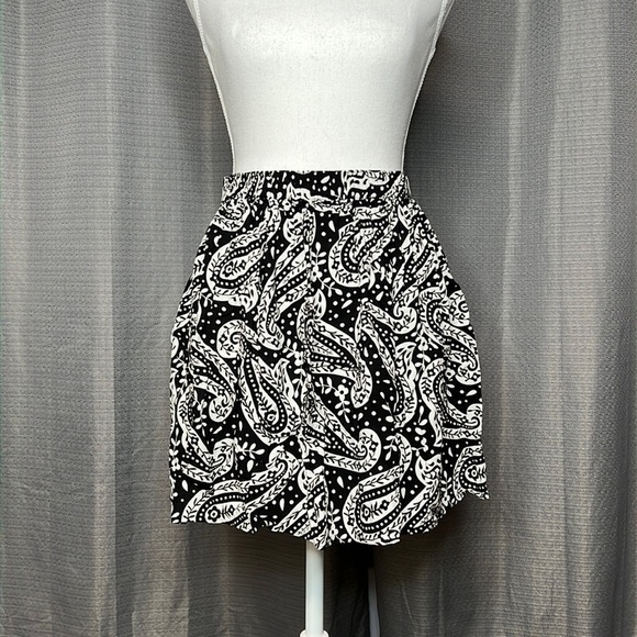 AMERICAN EAGLE MEDIUM B&W PAISLEY MINI SKIRT - Picture 1 of 5